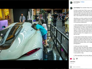 Viral Bocah Gelayutan di Mobil Ratusan Miliar, Pahami Etika di Pameran Otomotif