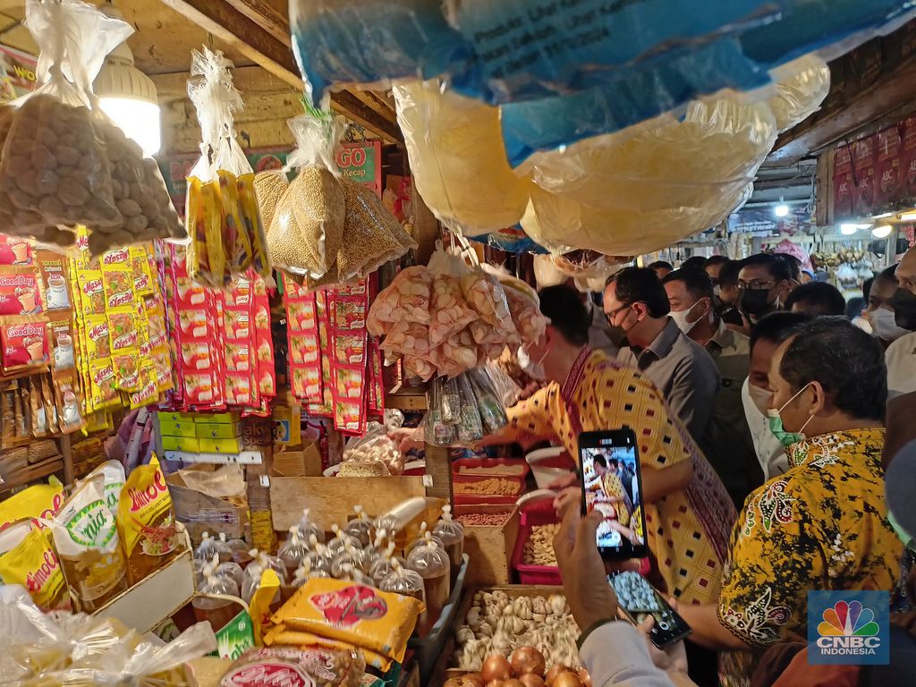 Wakil Menteri Perdagangan Jerry Sambuaga mengunjungi Pasar Suryakencana Bogor, Selasa (12/4/22). (CNBC Indonesia/ Ferry Sandi)