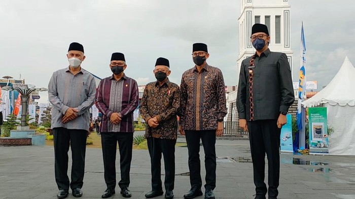 Wapres KH Ma’ruf Amin didampingi Menparekraf, Sandiaga Uno, Gubernur Sumbar Mahyeldi dan Wali Kota Bukittinggi, Erman Syafar berpose depan Jam Gadang usai peluncuran Gernas BBI, Selasa sore.