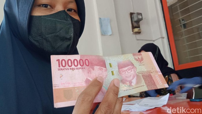 Warga penerima BLT Migor dan sembako di Klaten, Selasa (12/4/2022).