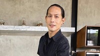 Pria yang pernah mengenyam sekolah penerbangan ini juga sering menggunakan dapurnya untuk keperluan syuting. Seperti ketika ia membuat Shrimp Taco ini.