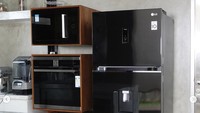 Seperti ini potret alat-alat dapur yang ada di dapur rumah chef Juna. Terlihat juga rak-rak kayu untuk menyimpan koleksi wine miliknya.