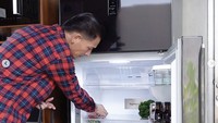 Buah-buahan segar juga jadi bahan makanan yang kerap tersimpan di kulkasnya. Bagian dalam kulkasnya begitu bersih sehingga memanjakan mata.