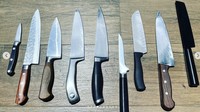 Chef Juna punya koleksi pisau-pisau yang keren. Pisau ini berasal dari Jepang hingga Eropa. Semuanya ia rawat dengan telaten.