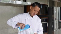 Di dapurnya, chef Juna juga memiliki berbagai alat dapur canggih demi memudahkan pekerjaannya memasak. Semuanya didominasi warna hitam dan silver.