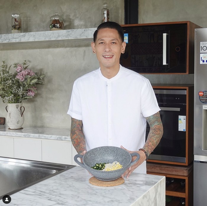 10 Potret Keren Dapur Chef Juna, Termasuk Koleksi Pisau dan Isi Kulkasnya! 10 Potret Keren Dapur Chef Juna, Termasuk Koleksi Pisau dan Isi Kulkasnya!