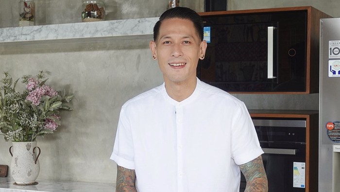10 Potret Keren Dapur Chef Juna, Termasuk Koleksi Pisau dan Isi Kulkasnya!