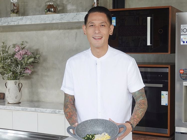 10 Potret Keren Dapur Chef Juna, Termasuk Koleksi Pisau dan Isi Kulkasnya!