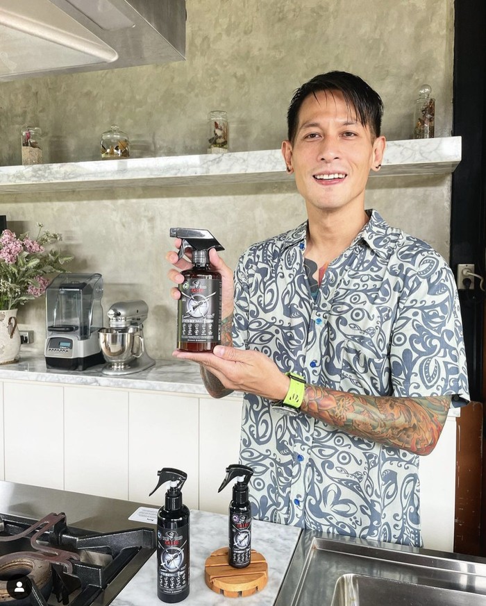 10 Potret Keren Dapur Chef Juna, Termasuk Koleksi Pisau dan Isi Kulkasnya! 10 Potret Keren Dapur Chef Juna, Termasuk Koleksi Pisau dan Isi Kulkasnya!
