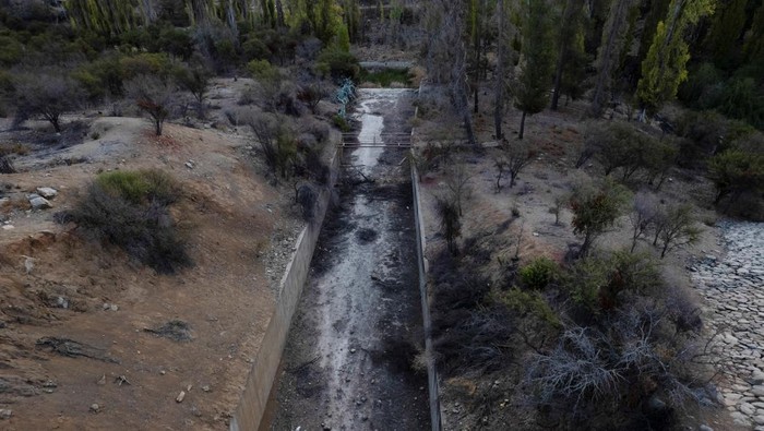 An aerial view shows low water levels at the Rungue reservoir during a drought in Rungue, north of Santiago, Chile, April 11, 2022. Picture taken with a drone. REUTERS/Pablo Sanhueza     TPX IMAGES OF THE DAY