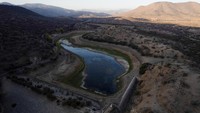 Pemandangan udara menunjukkan sungai yang menyusut selama kekeringan di di Rungue, utara Santiago, Chile, Senin (11/4/2022) waktu setempat.  