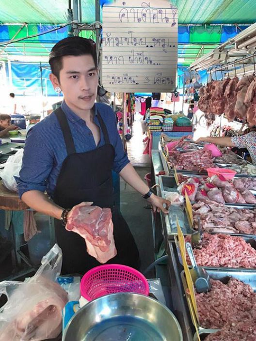 4 Pria Tanpan Penjual Nasi hingga Mie Babi Ini Sukses Bikin Pembeli Terpesona