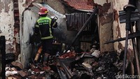 Meski telah padam, petugas Damkar masih melakukan pendinginan di lokasi.
