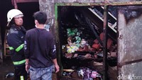 Danru Disdamkar Unit Ciparay Agus mengatakan, ada sekitar 8 kios yang terbakar.