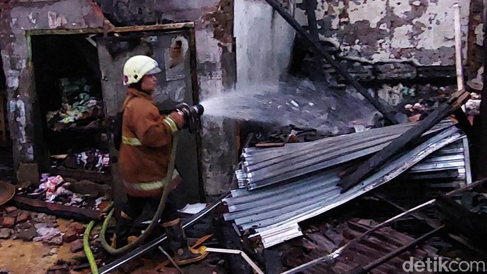 8 Kios Pedagang di Pasar Baru Majalaya Hangus Terbakar Sabanyak 8 kios pedagang di Pasar Baru, Majalaya, Kabupaten Bandung terbakar, Rabu (13/4/2022). Petugas Dinas Kebakaran Kabupaten Bandung masih melakukan pendinginan.