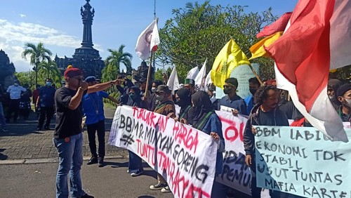 Mahasiswa yang tergabung dalam Cipayung Plus Bali menggelar aksi demonstrasi di depan Monumen Bajra Sandhi pada Rabu, 13 April 2022.