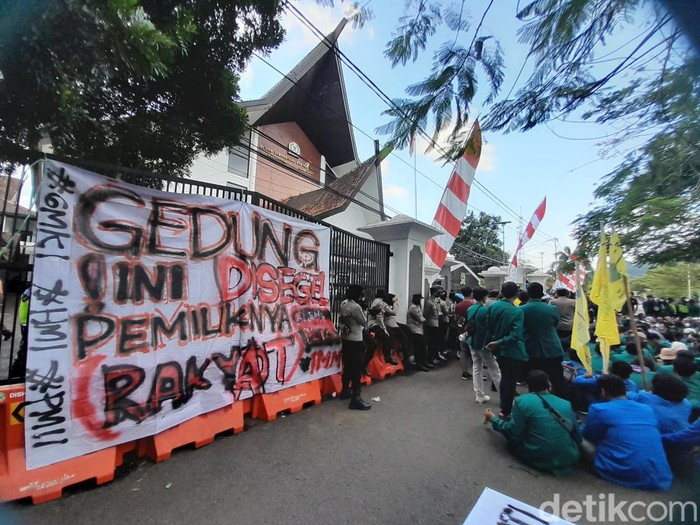 Aksi demonstrasi di depan Gedung DPRD Sumedang.