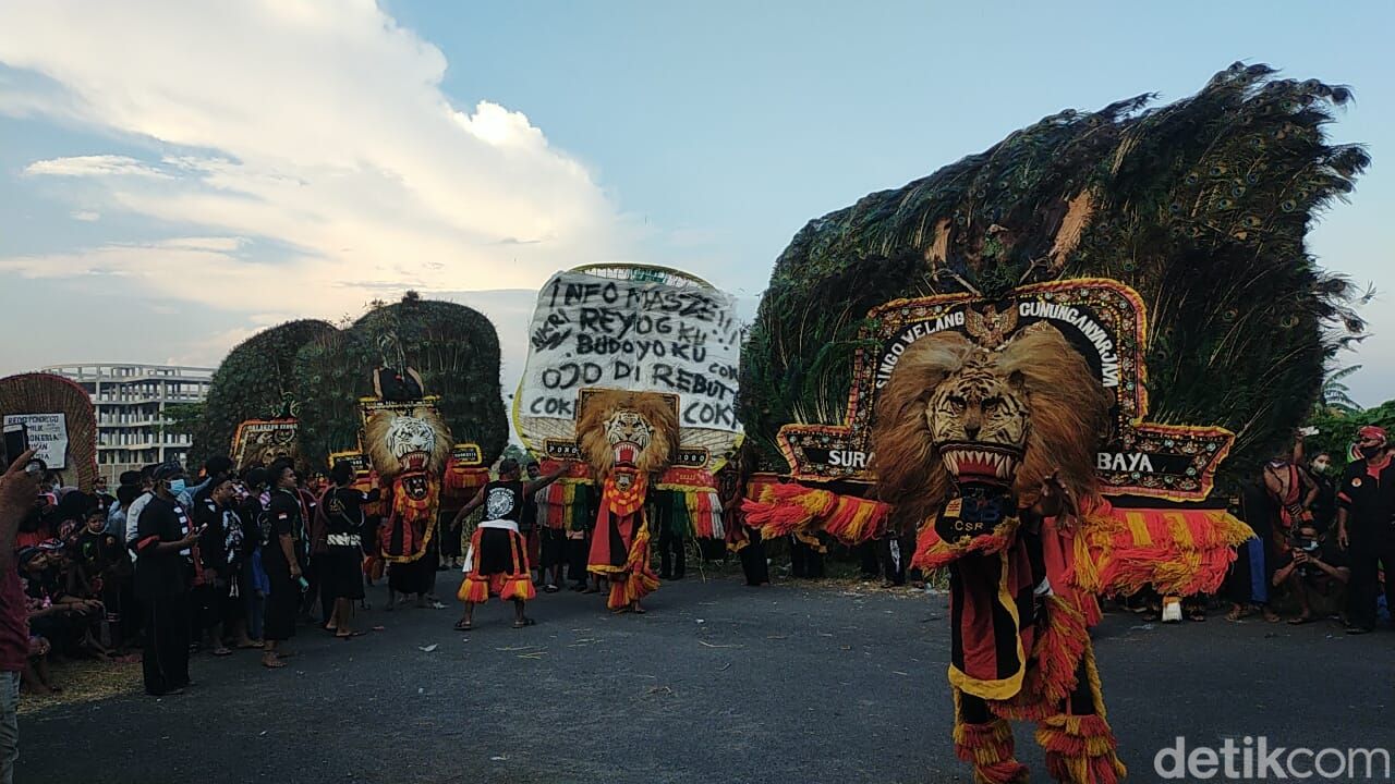 Perkumpulan Reog Ponorogo Surabaya (Purbaya) menggelar aksi simpatik. Mereka mendorong Reog Ponorogo segera didaftarkan ke UNESCO sebagai warisan budaya tak benda asli Indonesia.