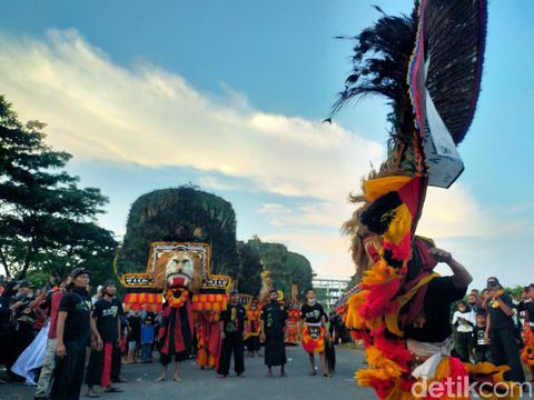 Perkumpulan Reog Ponorogo Surabaya (Purbaya) menggelar aksi simpatik. Mereka mendorong Reog Ponorogo segera didaftarkan ke UNESCO sebagai warisan budaya tak benda asli Indonesia.