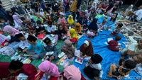Aktivitas tersebut digelar di permukiman kampung pemulung, di wilayah Cikiwul, Bantargebang, Kota Bekasi, Rabu (13/04/2022).