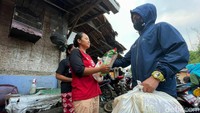Disini para warga menerima donasi berupa sembako.