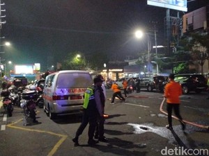 Lima Ambulans Siaga di Depan Tunjungan Plaza 5 yang Terbakar