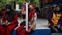 Program Pangan Bersubsidi ini berlaku bagi pemegang KJP plus, Kartu Lansia Jakarta, Kartu Pekerja Jakarta, dan PJLP.