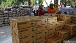 Antusias Warga Beli Sembako Murah di Jakut
