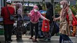 Antusias Warga Beli Sembako Murah di Jakut