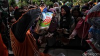 Enam produk murah yang disiapkan untuk warga, seperti beras seberat 5 kilogram dijual dengan harga Rp 30 ribu, daging sapi satu kilogram seharga Rp35 ribu, daging ayam seharga Rp 8 ribu, telur satu tray seharga Rp 10 ribu, ikan satu kilogram seharga Rp 13 ribu, dan susu satu karton seharga Rp 30 ribu.