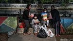 Antusias Warga Beli Sembako Murah di Jakut