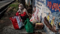 Dengan uang Rp 128.000 warga telah mendapatkan beras, susu, daging sapi, daging ayam dan ikan.