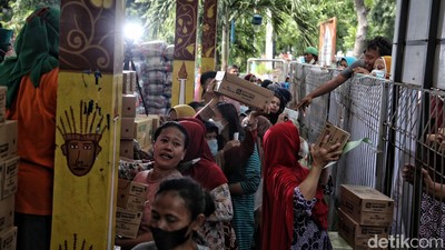 Antusias Warga Beli Sembako Murah di Jakut