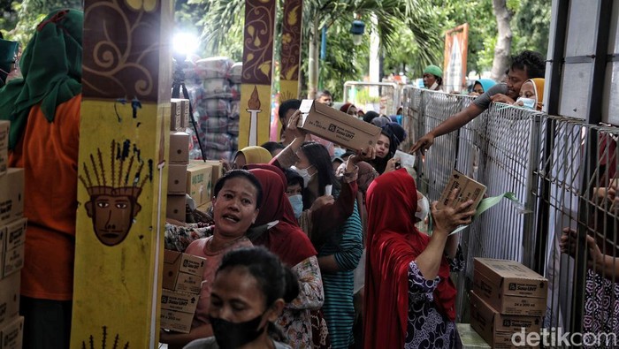 Antusias Warga Beli Sembako Murah di Koja Ratusan warga antre sembako Program Pangan Subsidi di kawasan, RPTRA Rawa Badak Utara, Koja, Jakarta Utara, Rabu (13/1). Program Pangan Subsidi ini ditujukan untuk warga golongan menegah ke bawah.