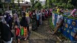 Antusias Warga Beli Sembako Murah di Jakut