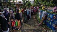Ratusan warga antre sembako Program Pangan Subsidi di kawasan, RPTRA Rawa Badak Utara, Koja, Jakarta Utara, Rabu (13/1/2022). Program Pangan Subsidi ini ditujukan untuk warga golongan menengah ke bawah.  