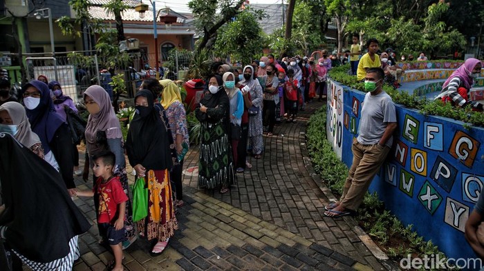 Ratusan warga antre sembako Program Pangan Subsidi di kawasan, RPTRA Rawa Badak Utara, Koja, Jakarta Utara, Rabu (13/1). Program Pangan Subsidi ini ditujukan untuk warga golongan menegah ke bawah.