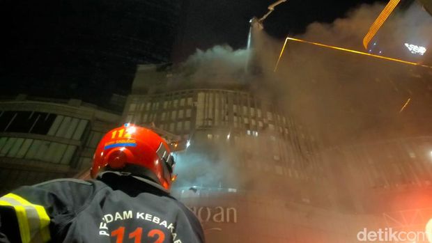 Asap kembali mengepul dari TP 5 yang terbakar