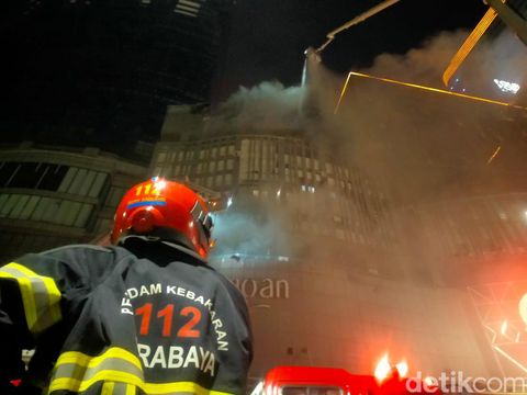 Asap kembali mengepul dari TP 5 yang terbakar