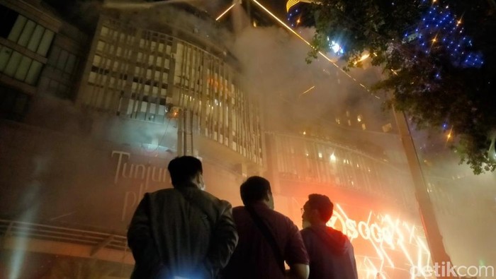 Asap kembali mengepul dari TP 5 yang terbakar