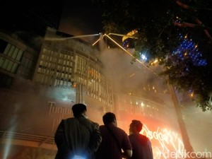 Mencekamnya Suasana Tunjungan Plaza 5 Surabaya ketika Terbakar