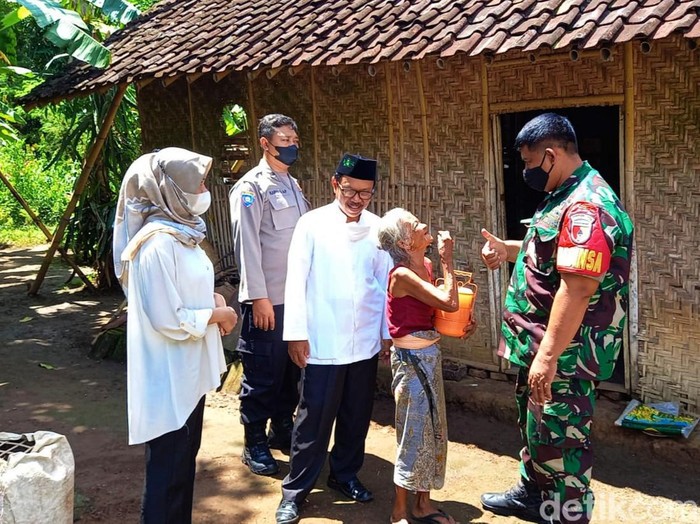 Babinsa ikut mengantar rantang kasih di Banyuwangi
