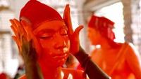 Seorang umat tengah mengoleskan cat berwarna merah dalam Festival Lal Kach atau Festival Kaca Merah di Munshiganj, Bangladesh.