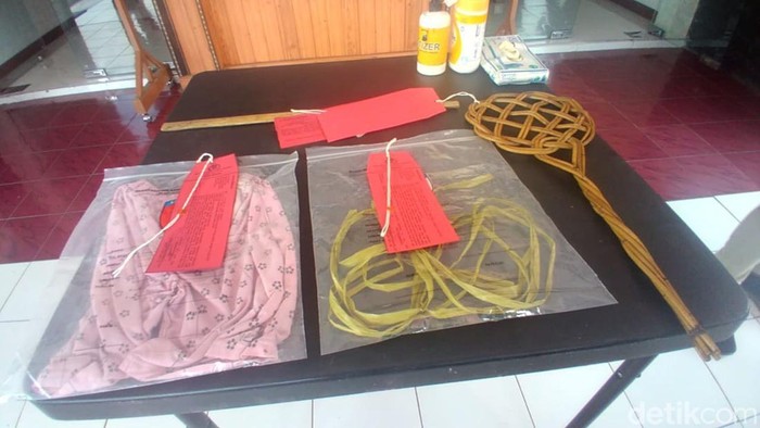 Barang bukti yang digunakan pelaku menyiksa bocah Dila hingga tewas.
