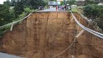 Begini Dahsyatnya Banjir di Afsel, Jembatan Hanyut-Rumah Rusak