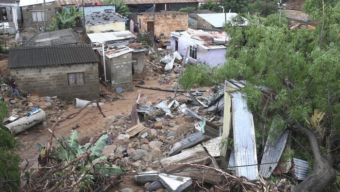 Banjir menyebabkan sejumlah rumah warga dan infrastruktur di kawasan Afrika Selatan, rusak. Puluhan orang juga dilaporkan meninggal akibat banjir tersebut.