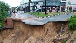 Begini Dahsyatnya Banjir di Afsel, Jembatan Hanyut-Rumah Rusak