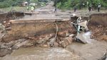 Begini Dahsyatnya Banjir di Afsel, Jembatan Hanyut-Rumah Rusak