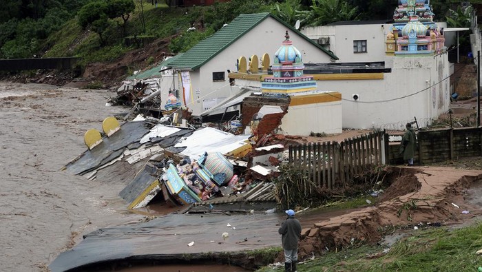 Begini Dahsyatnya Banjir di Afsel, Jembatan Hanyut-Rumah Rusak Banjir menyebabkan sejumlah rumah warga dan infrastruktur di kawasan Afrika Selatan, rusak. Puluhan orang juga dilaporkan meninggal akibat banjir tersebut.