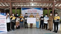 SIG menyalurkan 33.000 paket sembako gratis bagi masyarakat di Kabupaten Grobogan.